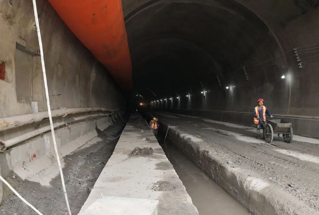 历时1170天云阳南快通道铁峰山隧道全线贯通